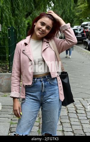 Lidia Santangelo aka Chiara am Set bei Dreharbeiten zur Reality-Daily-Soap `Berlin - Tag und Nacht`am Paul-Lincke-Ufer. Berlin, 29.08.2022 Stockfoto